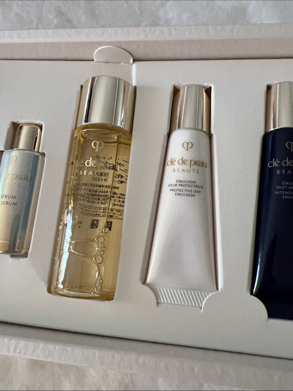 Cle de Peau mini key radiance care set serum day night cream lotion foam - Picture 7 of 15